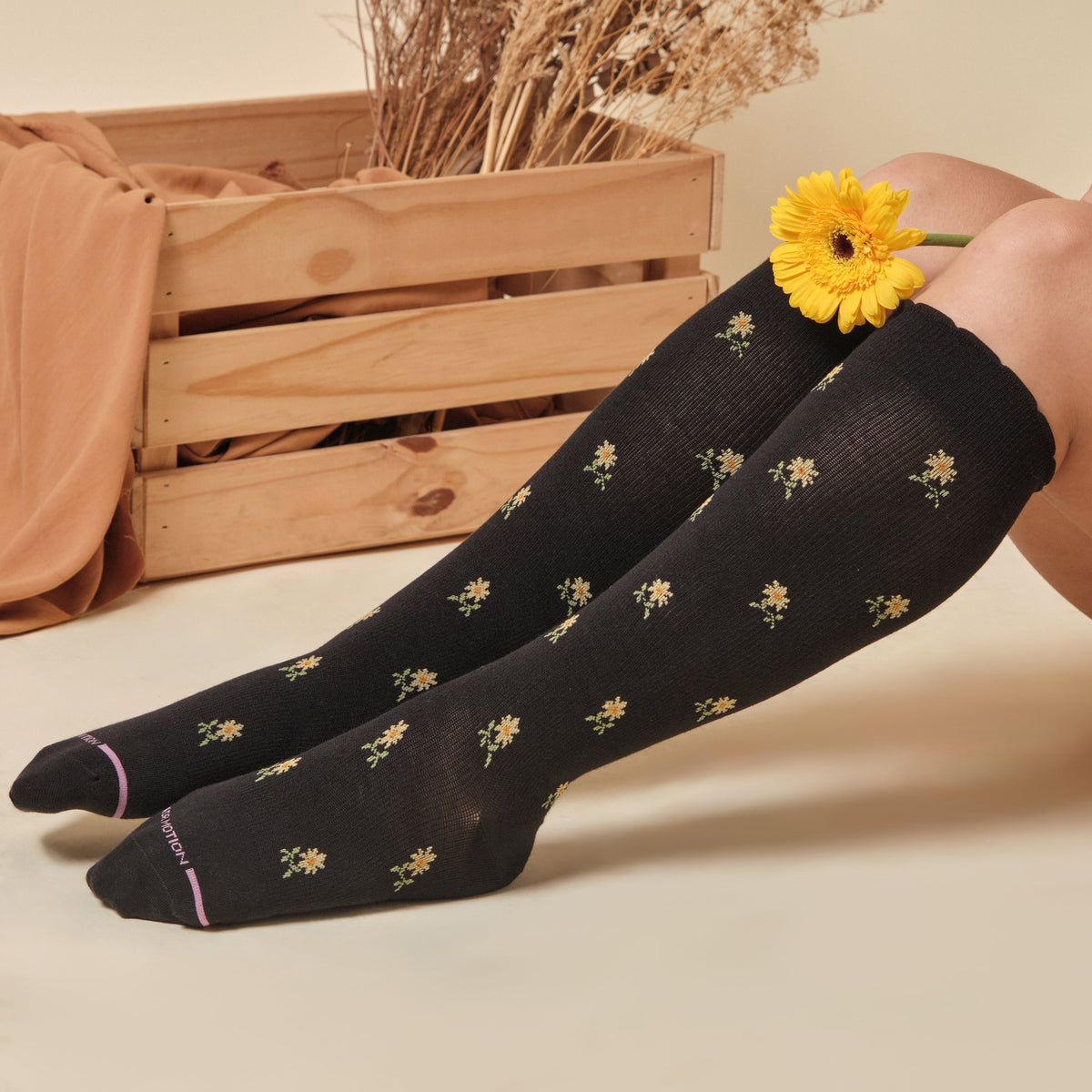 Dr. Motion Special Offer | All Over Daisy - Knee-High Compression Socks For Women