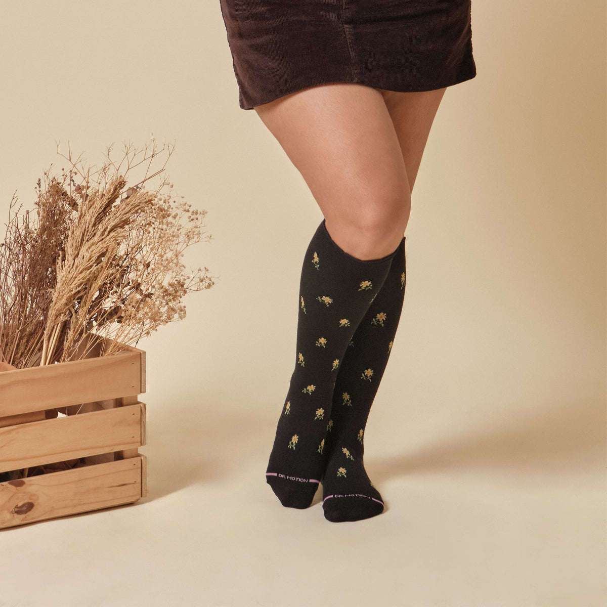 Dr. Motion Special Offer | All Over Daisy - Knee-High Compression Socks For Women