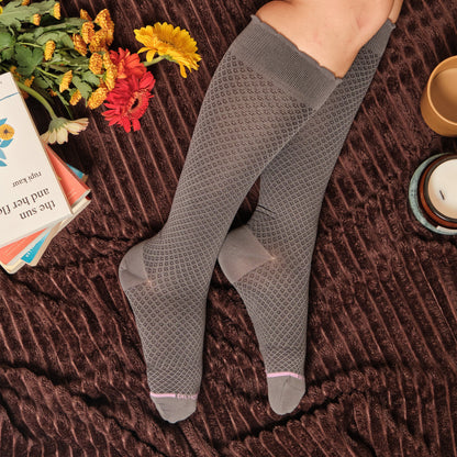 Dr. Motion Essential | Neat Plaiting - Knee-High Moderate Compression Socks For Women