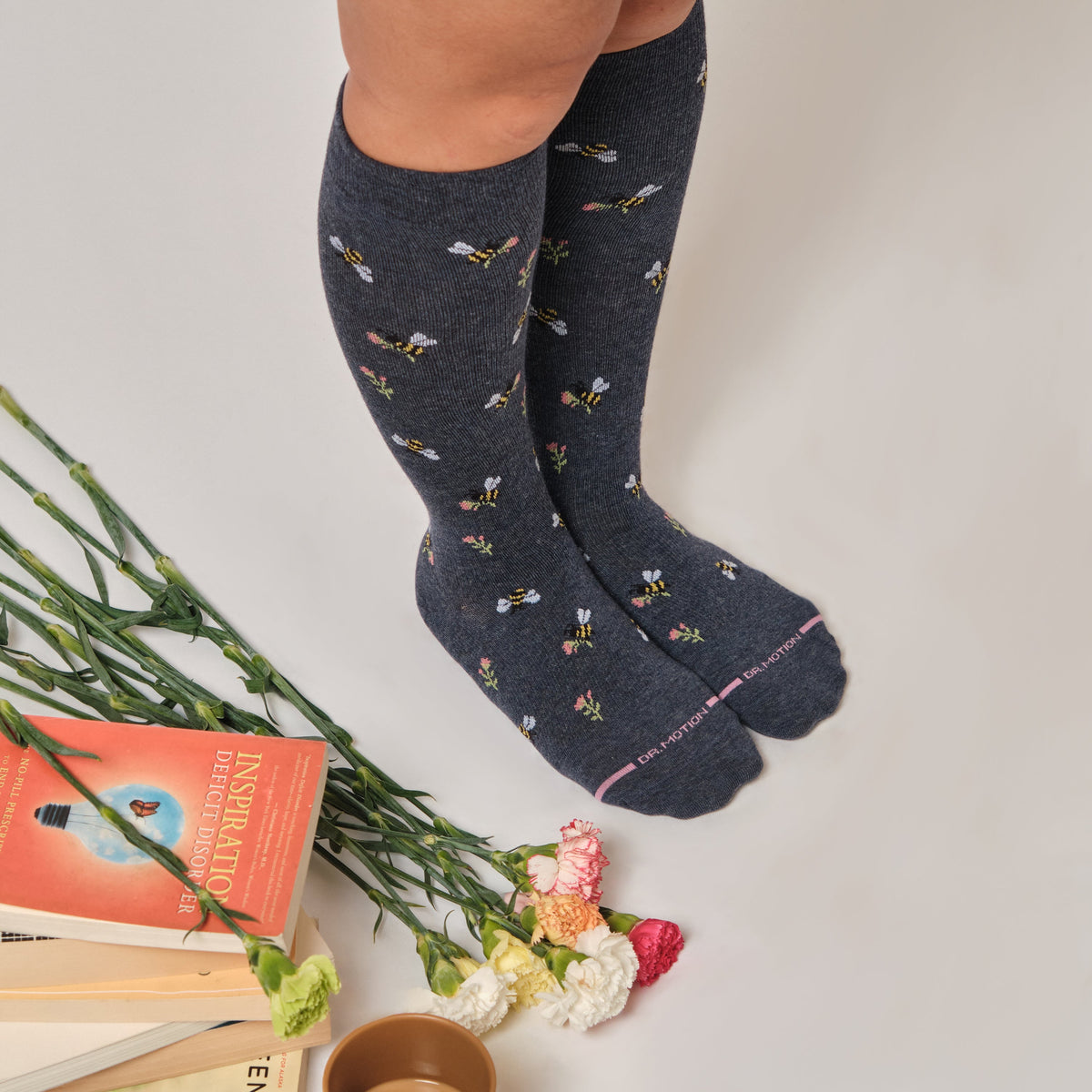 Dr. Motion Signature | Bees With Flowers - Knee-High Moderate Compressoion Socks For Women