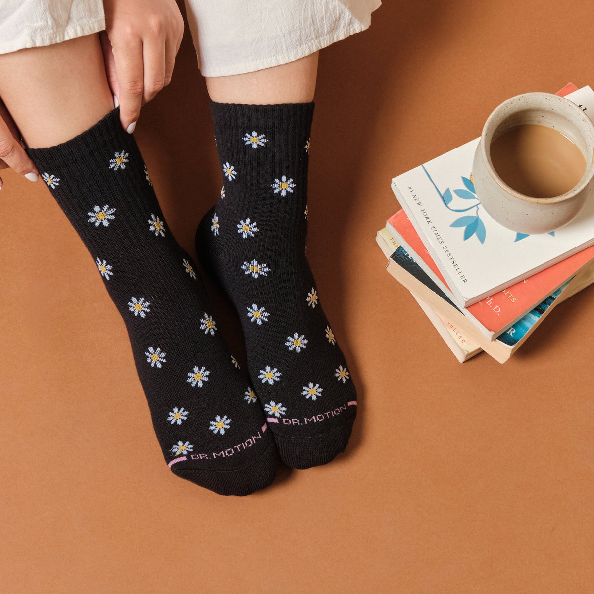 Dr. Motion Premium | Mini Daisies Ribbed - Mid-Crew Compression Socks For Women