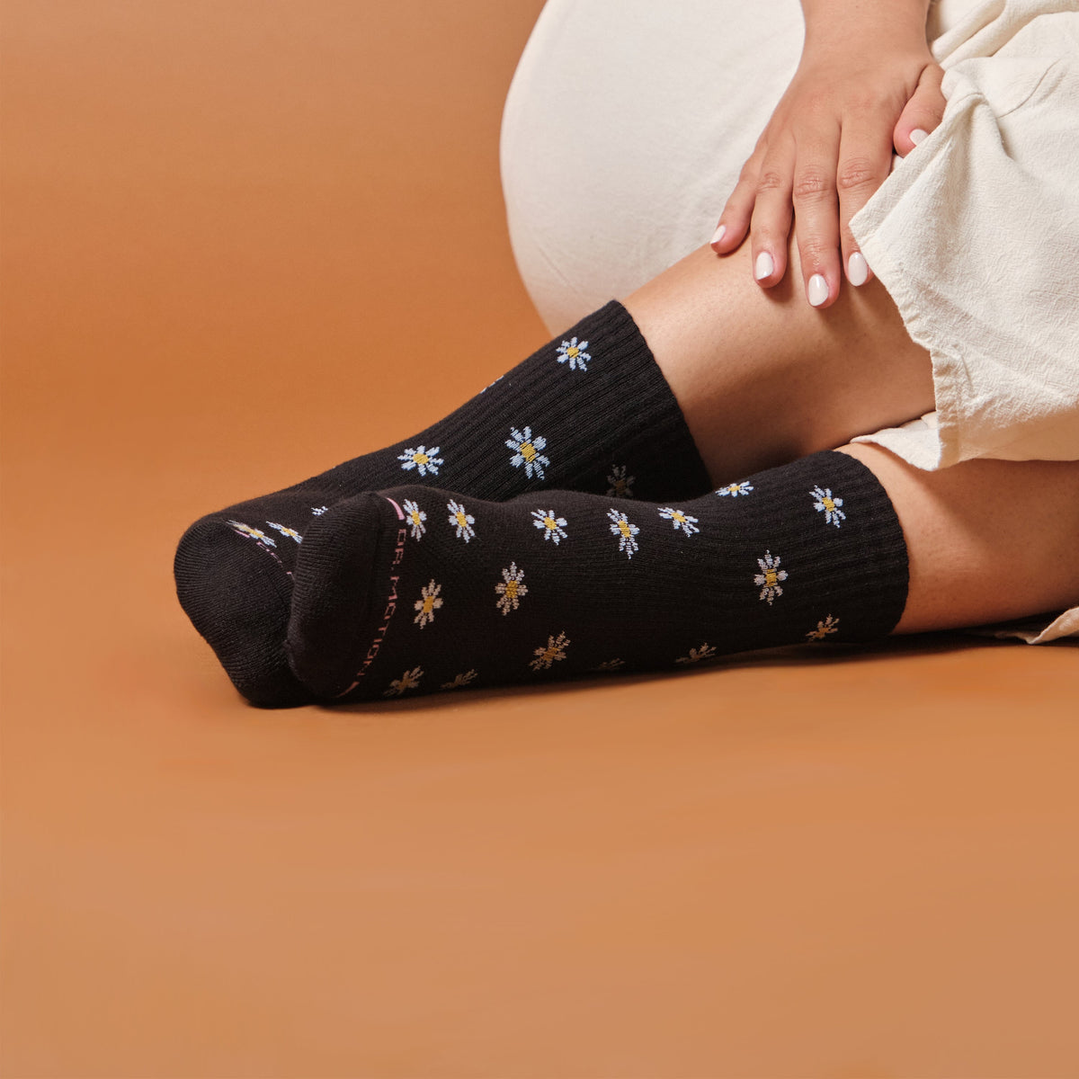 Dr. Motion Premium | Mini Daisies Ribbed - Mid-Crew Compression Socks For Women