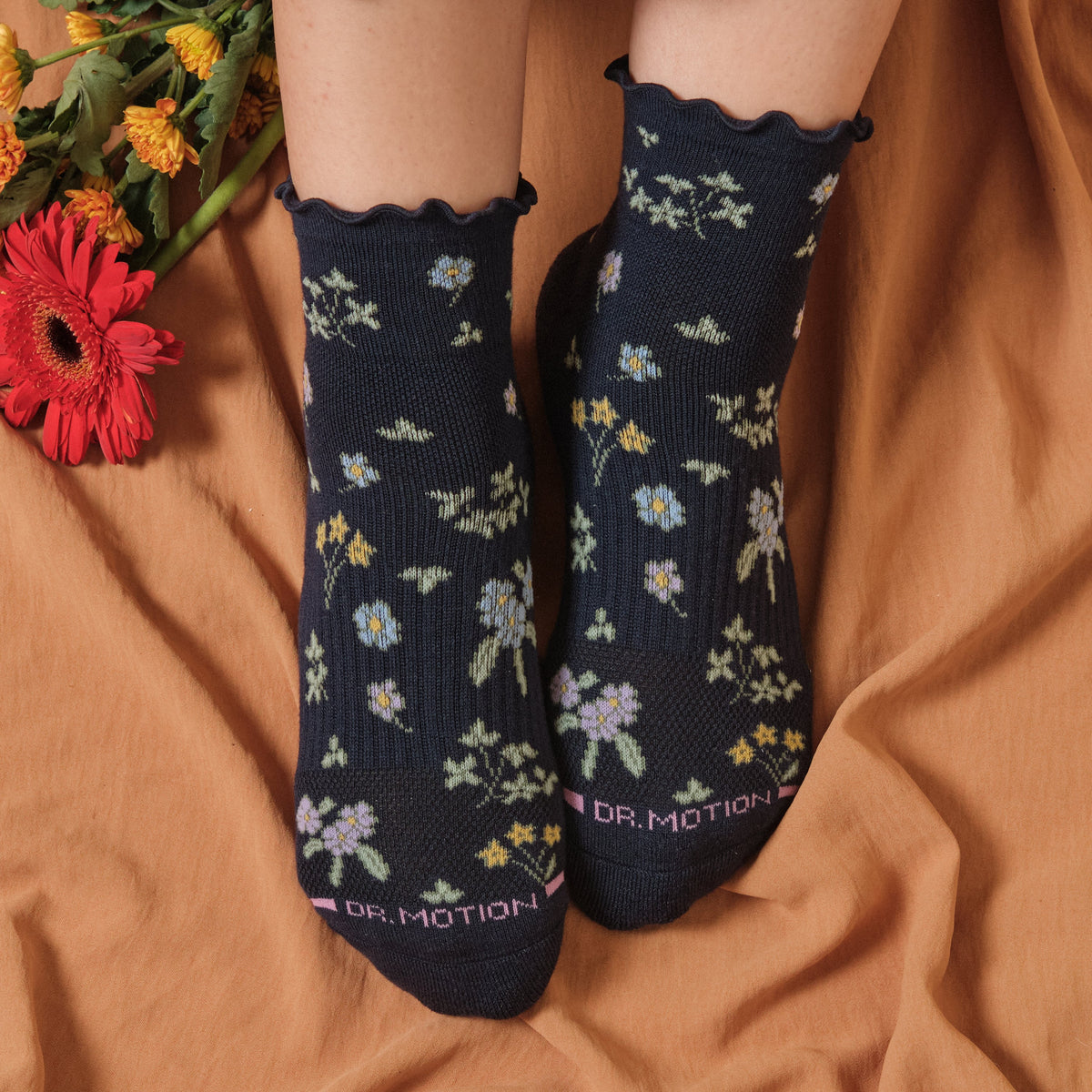 Dr. Motion Smart Buy | All Over Floral Lettuce Edge - Quarter Compression Socks For Women