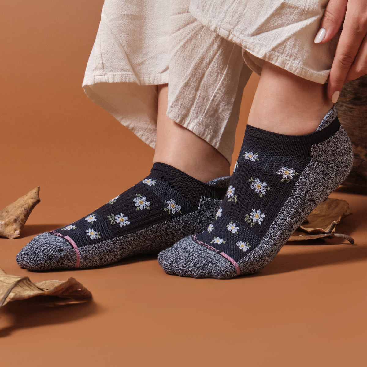 Dr. Motion Signature | All Over Daisy - Ankle Compression Socks For Women