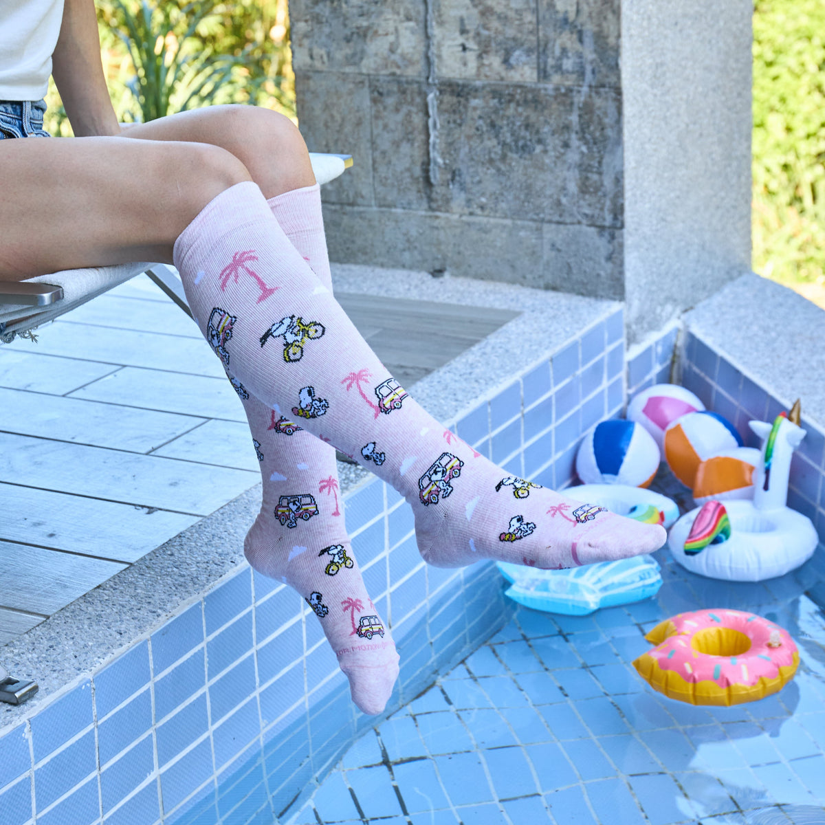 Dr. Motion Quality | Snoopy Beach - Knee-High Compression Socks For Women