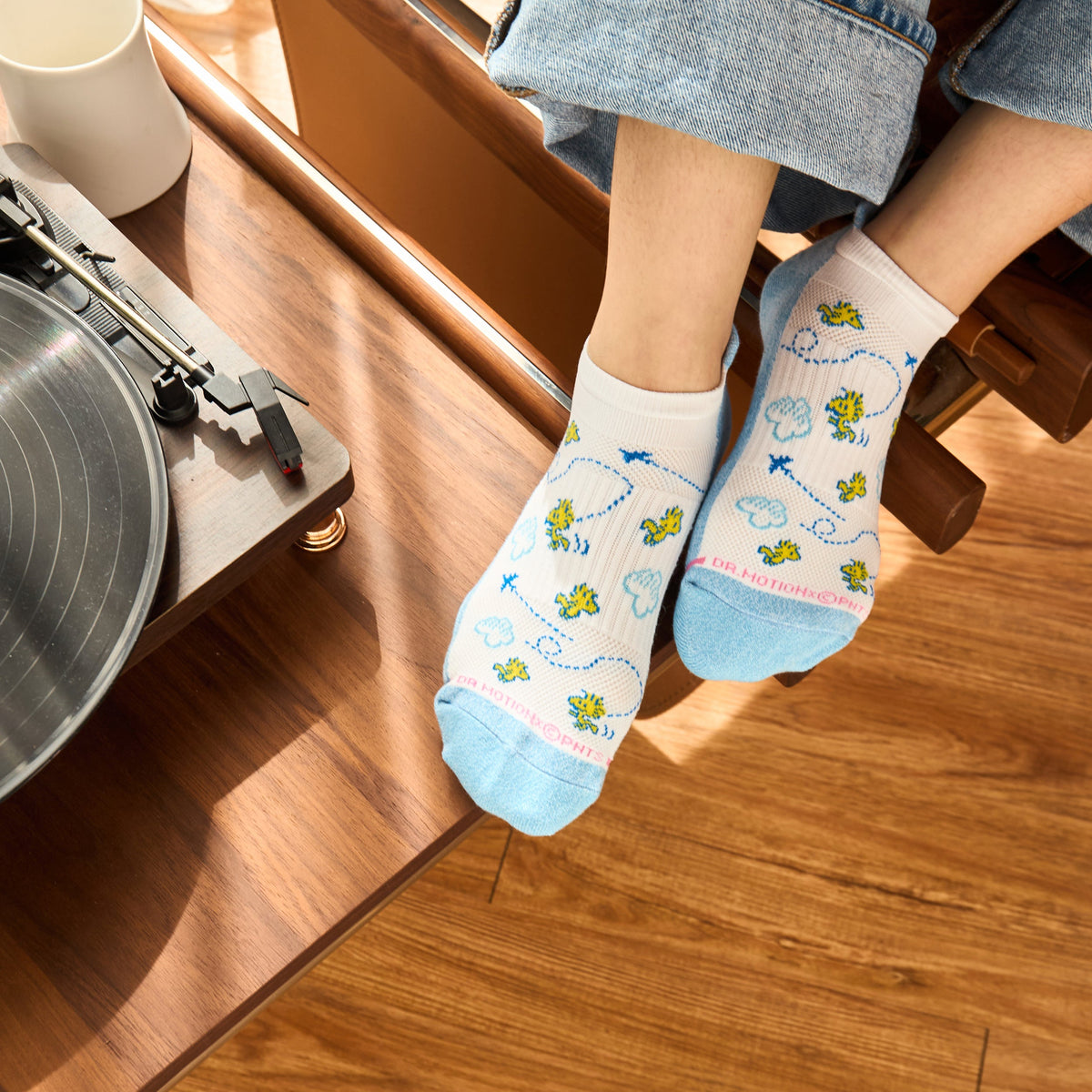 Dr. Motion Trending | Globetrotter Snoopy - Ankle Compression Socks For Women