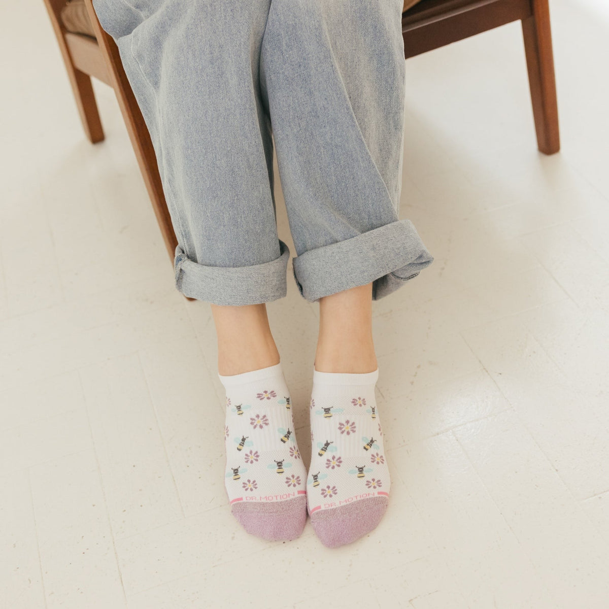 Dr. Motion Smart Buy | Bee Daisies - Ankle Compression Socks For Women