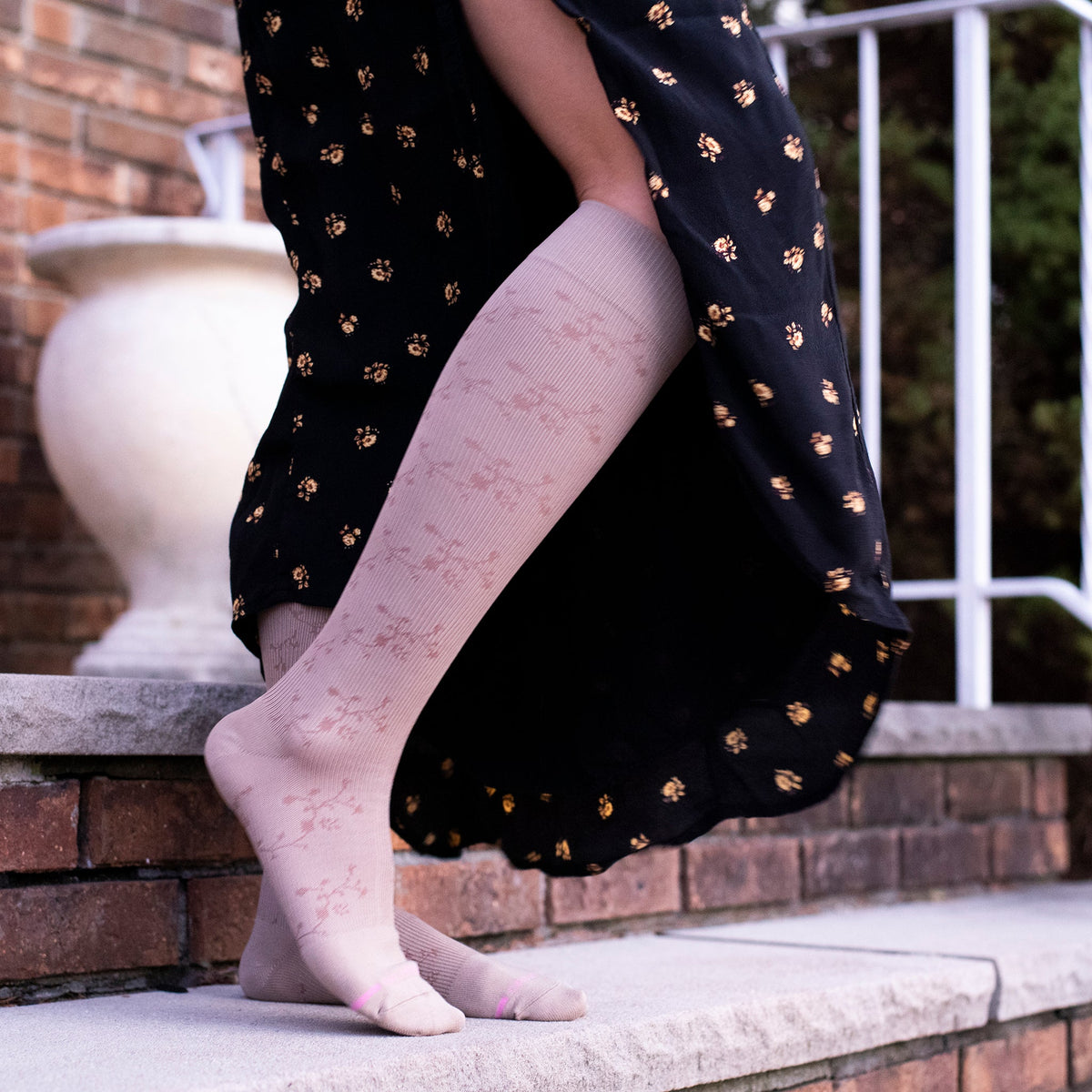 Dr. Motion Popular | Floral Texture - Knee-High Compression Socks For Women