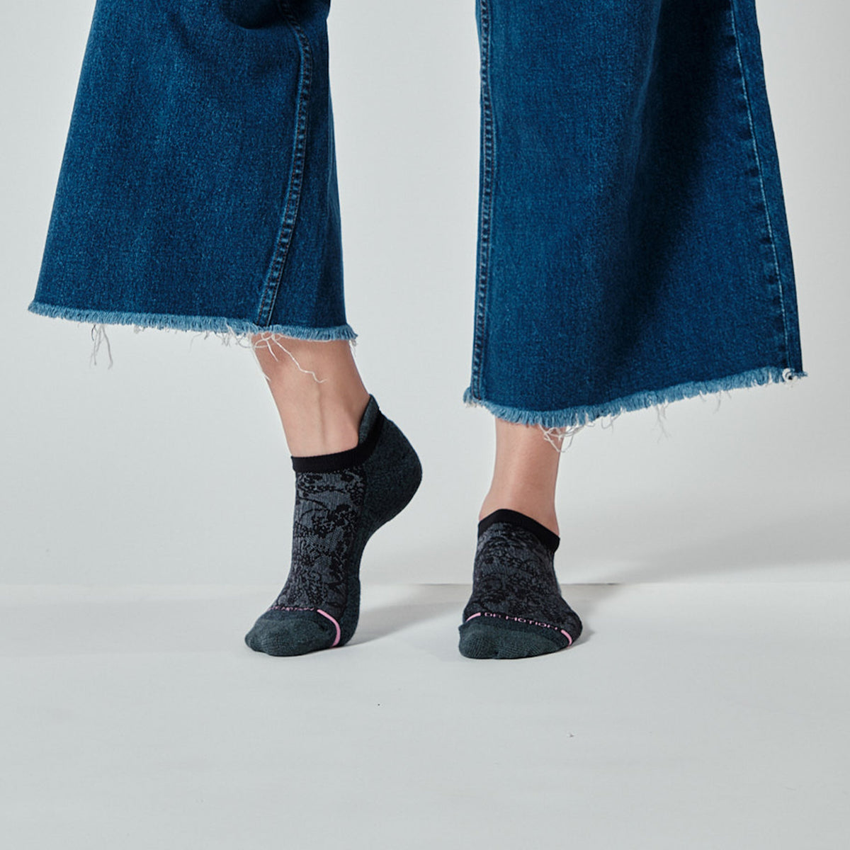 Dr. Motion Exclusive | Pretty Lace Texture - Ankle Compression Socks For Women